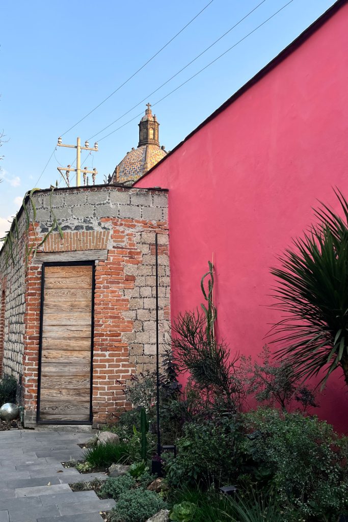 El restaurante colinda con el Convento del Carmen y tiene paredes rosas que nos recuerdan la obra de Barragán | Foto: Anabel Oviedo