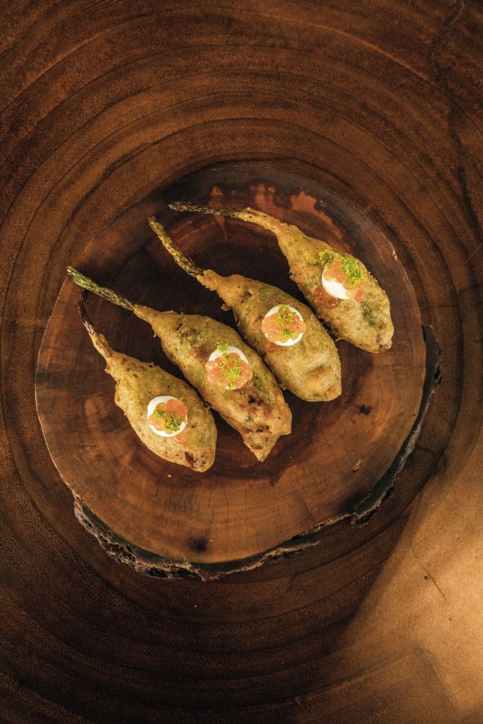 Flores de calabaza rellenas con dátiles, espinaca y queso de cabra, servidas con alioli de ajo ahumado y huevas de salmón.