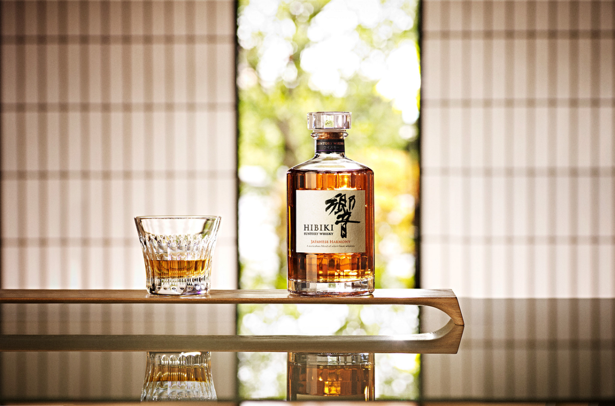 El whisky Hibiki es perfecto para tomarse derecho o en las rocas.