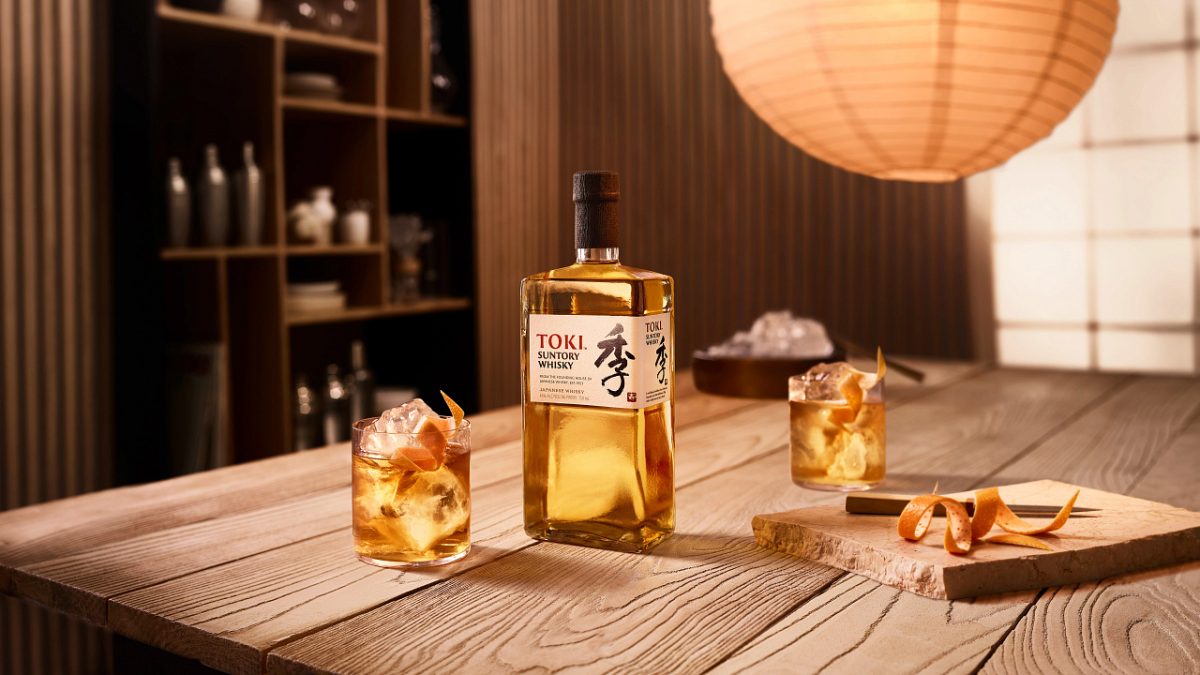 Botella de whisky japonés Suntory Whisky Toki