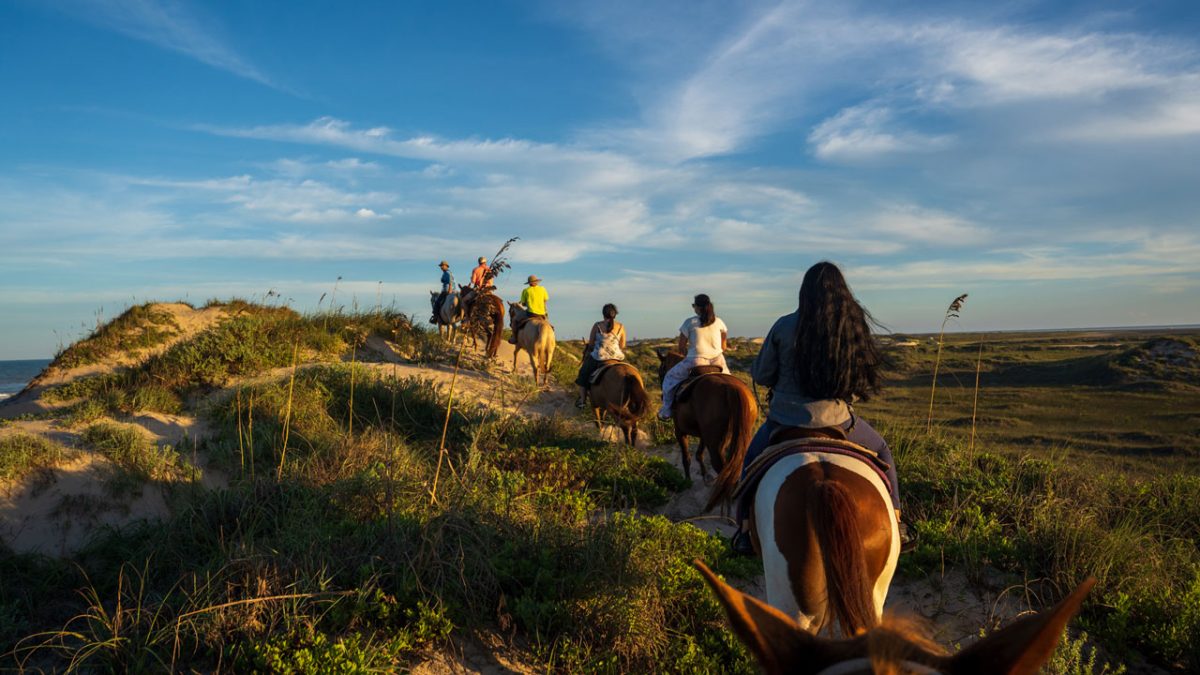 Para las parejas, los tours a caballo son un buen plan para conocer  las dunas y la bahía de la Isla del Padre