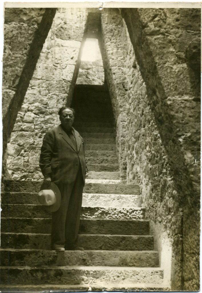 Diego Rivera en las escaleras del museo Anahuacalli 