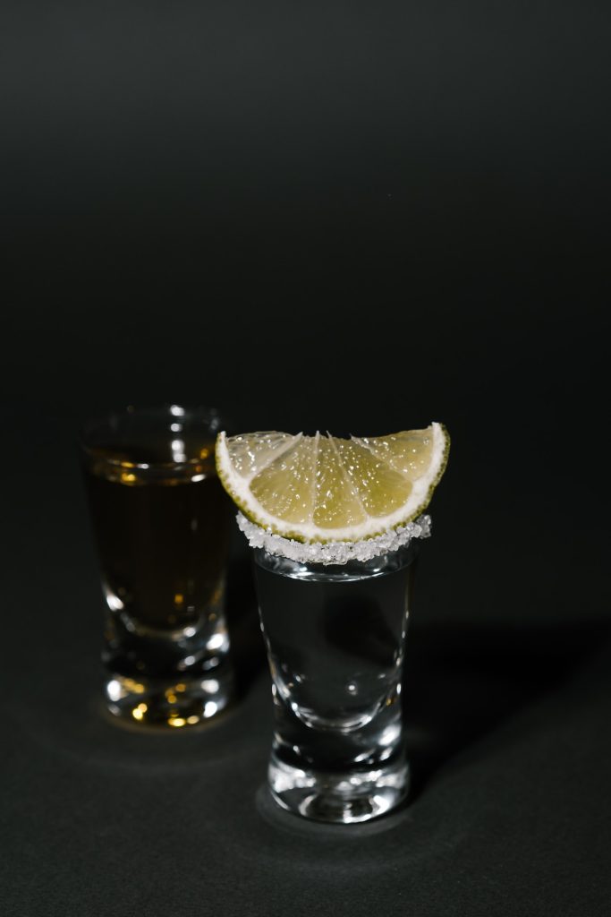 Tequila joven y reposado en caballitos con limón y sal.