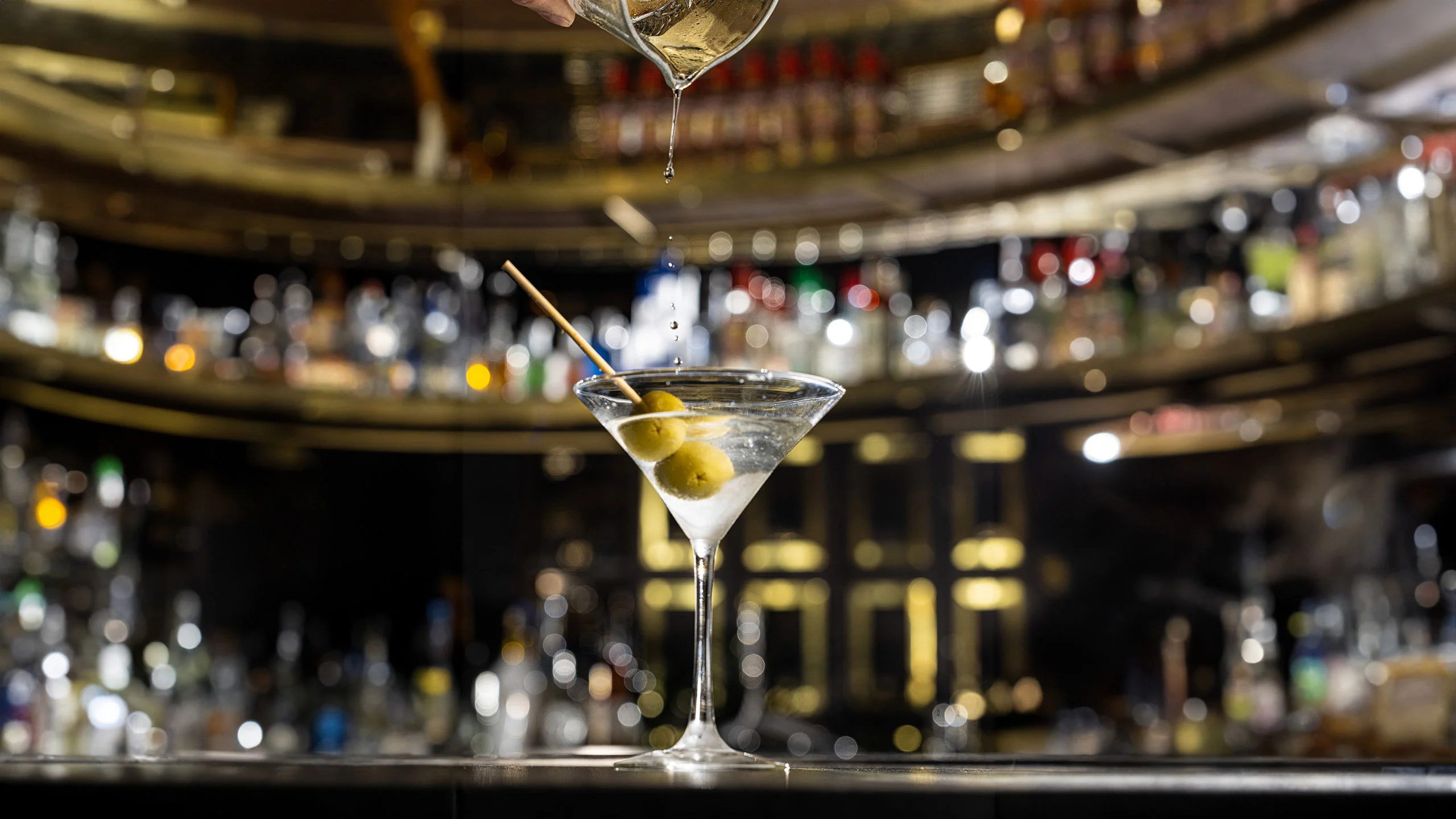Descubre el icónico Dirty Martini estilo Cuerno