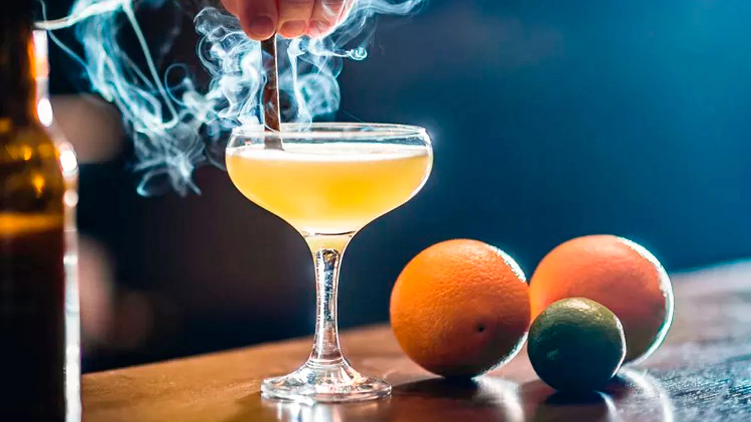 Preparar cocteles ahumados es fácil con estos trucos de bartender