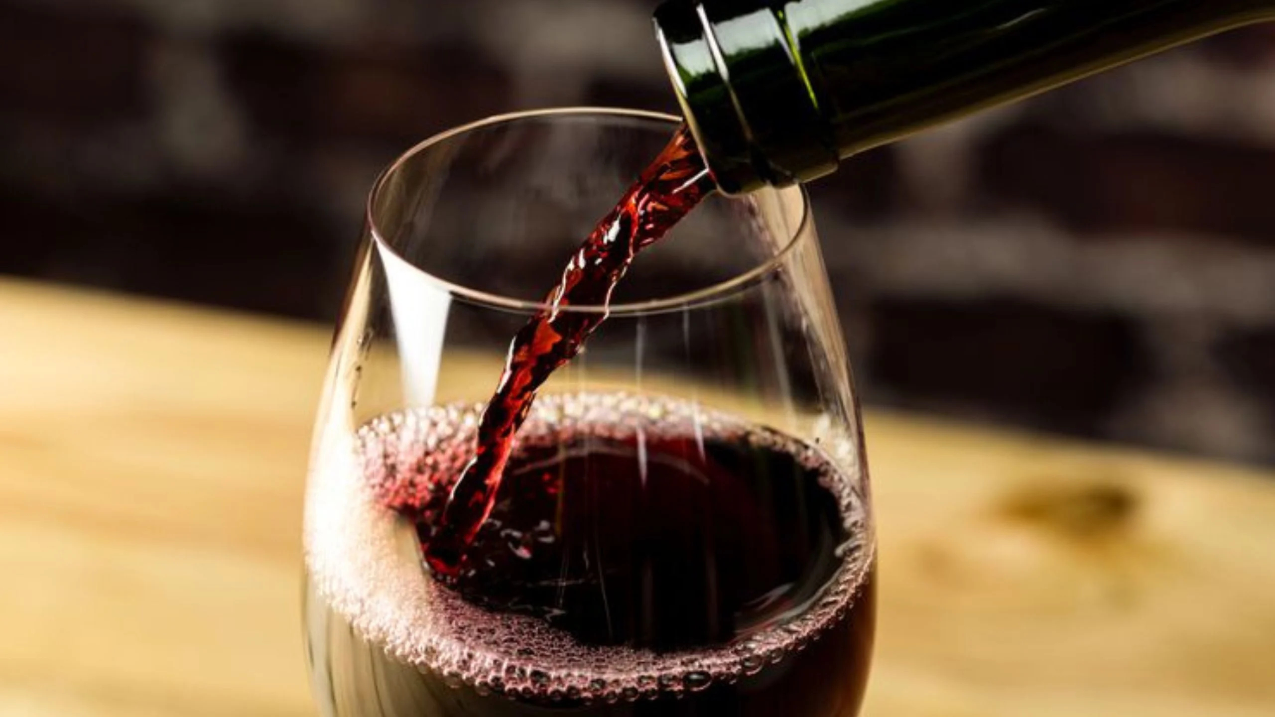 ¿Por qué el vino tinto puede causar dolores de cabeza?