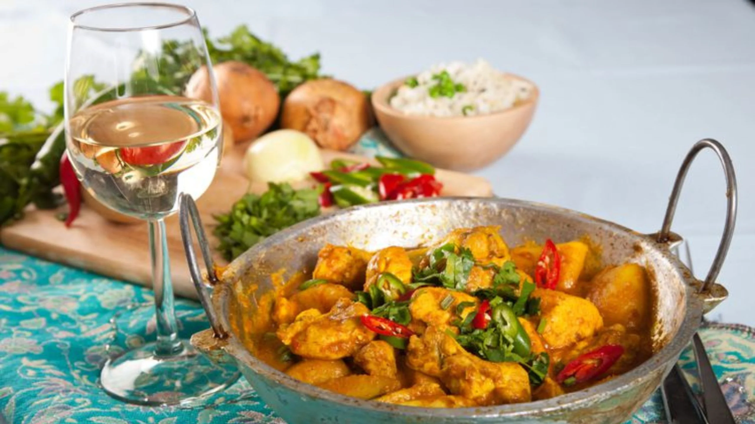 Día del Pollo al Curry: tres vinos para maridarlo