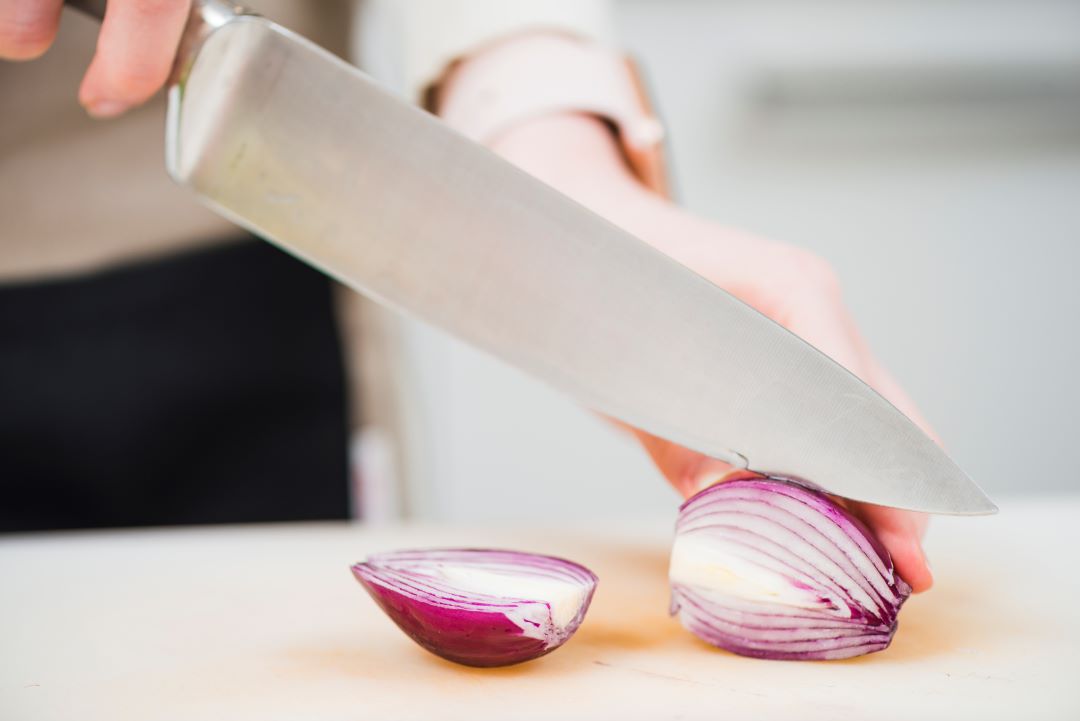 ¿Cómo hacer la cebolla caramelizada más rápido?