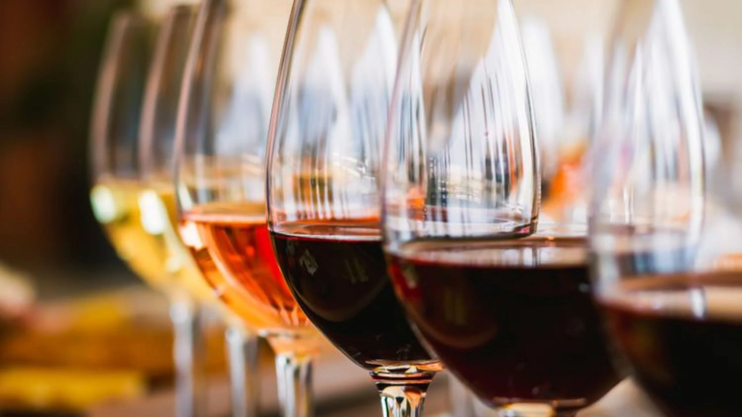 ¿Qué determina la cantidad de alcohol que hay en el vino?