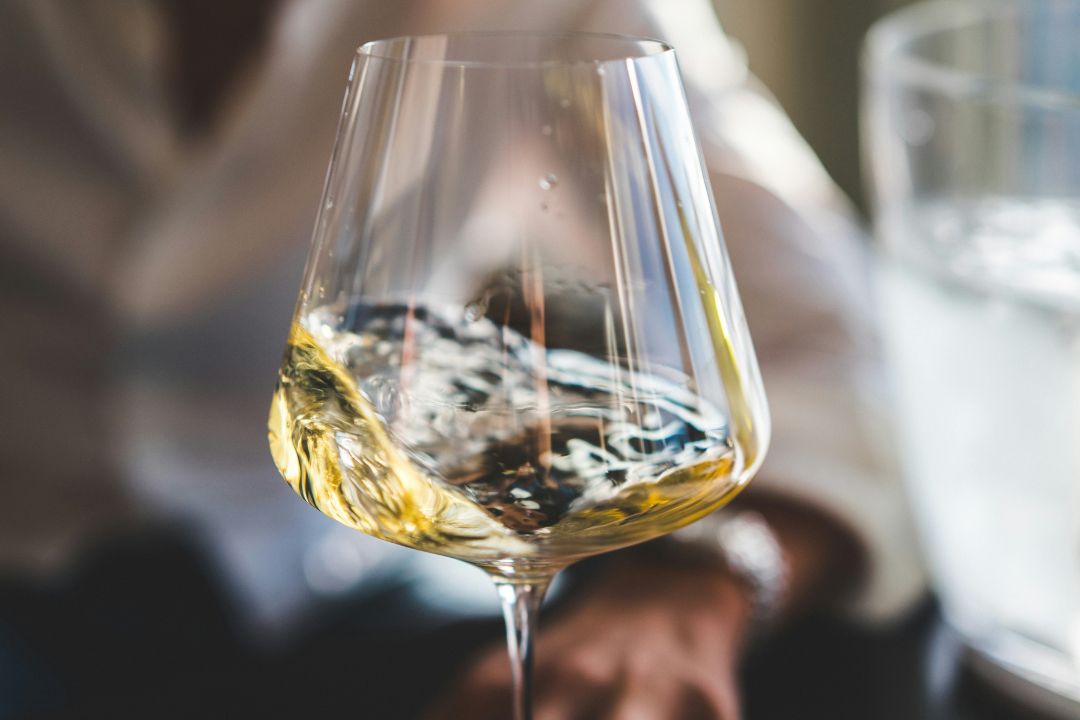 ¿Qué determina la cantidad de alcohol que hay en el vino?
