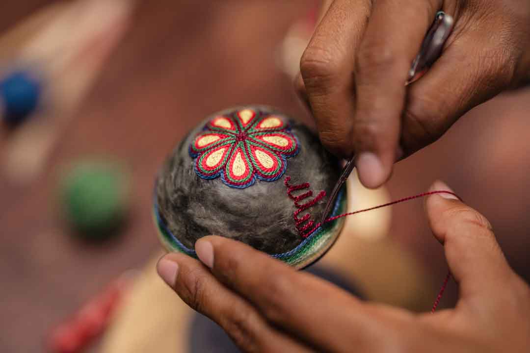 El tapón está hecho a mano por artesanos mexicanos con una técnica de aplicado de estambre de colores. | Foto: Cortesía