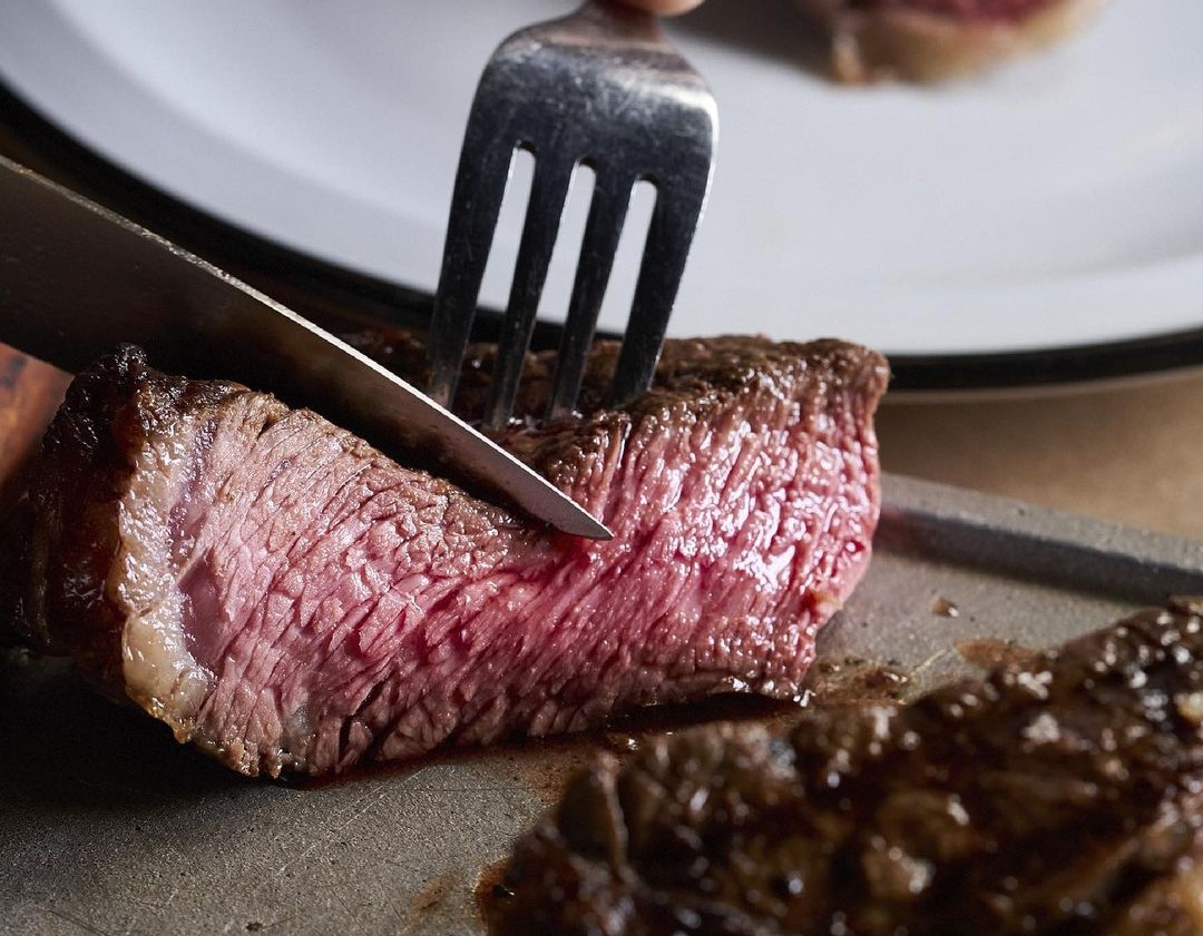 El restaurante de Buenos Aires que sirve exquisitas carnes a buen precio que fue galardonado como Bib Gourmand por Michelin