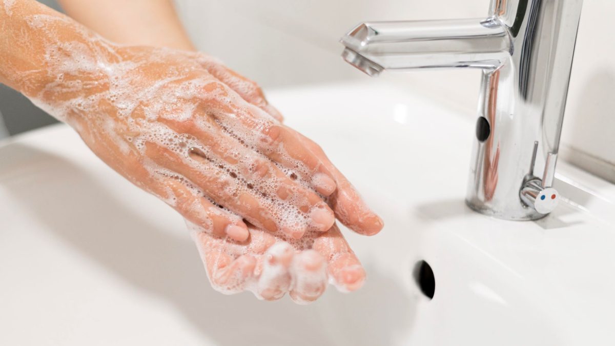 Cómo se quita el olor de ajo de las manos