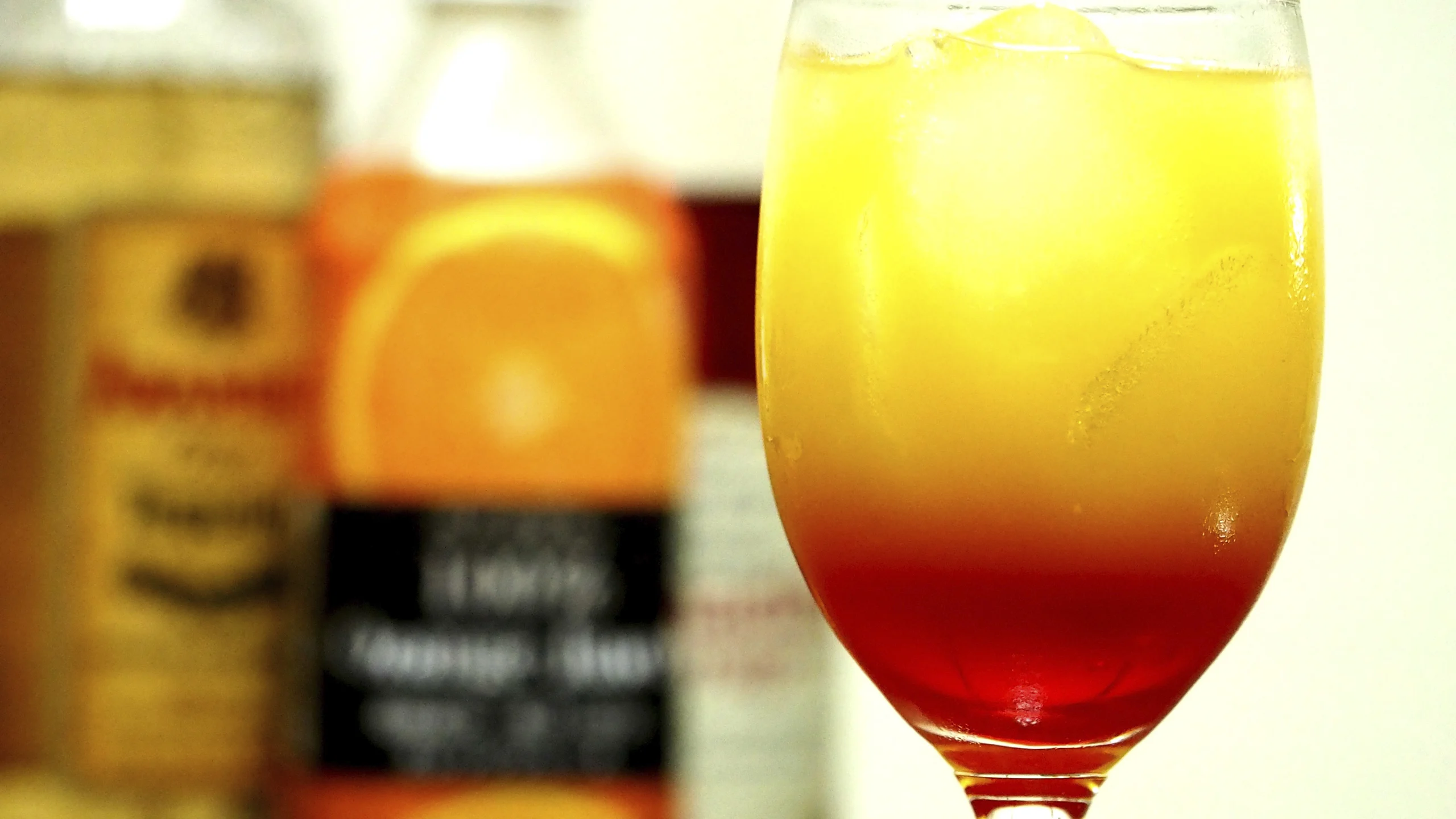 Así se hace el Tequila Sunrise más vibrante, con los colores del amanecer en una copa: el paso a paso
