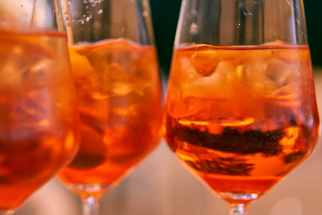 Cómo se hace el Aperol Spritz más refrescante, el aperitivo italiano que nunca pasa de moda