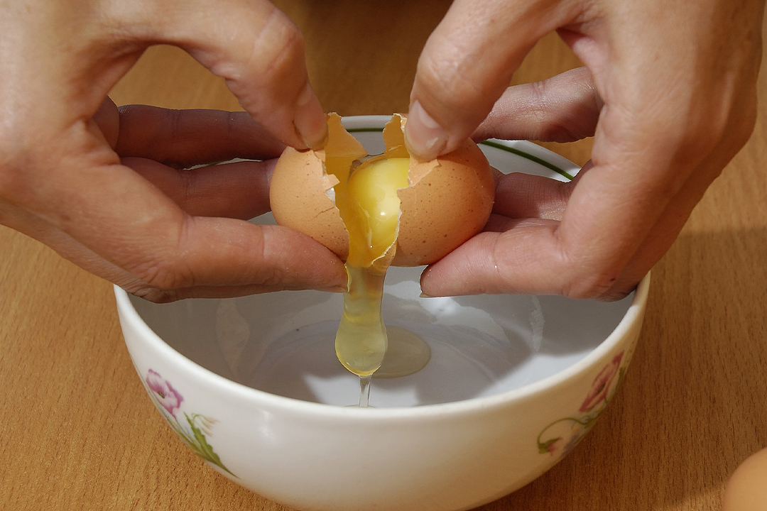 ¿Cómo lograr que las claras de huevo se monten correctamente al hacer merengue?