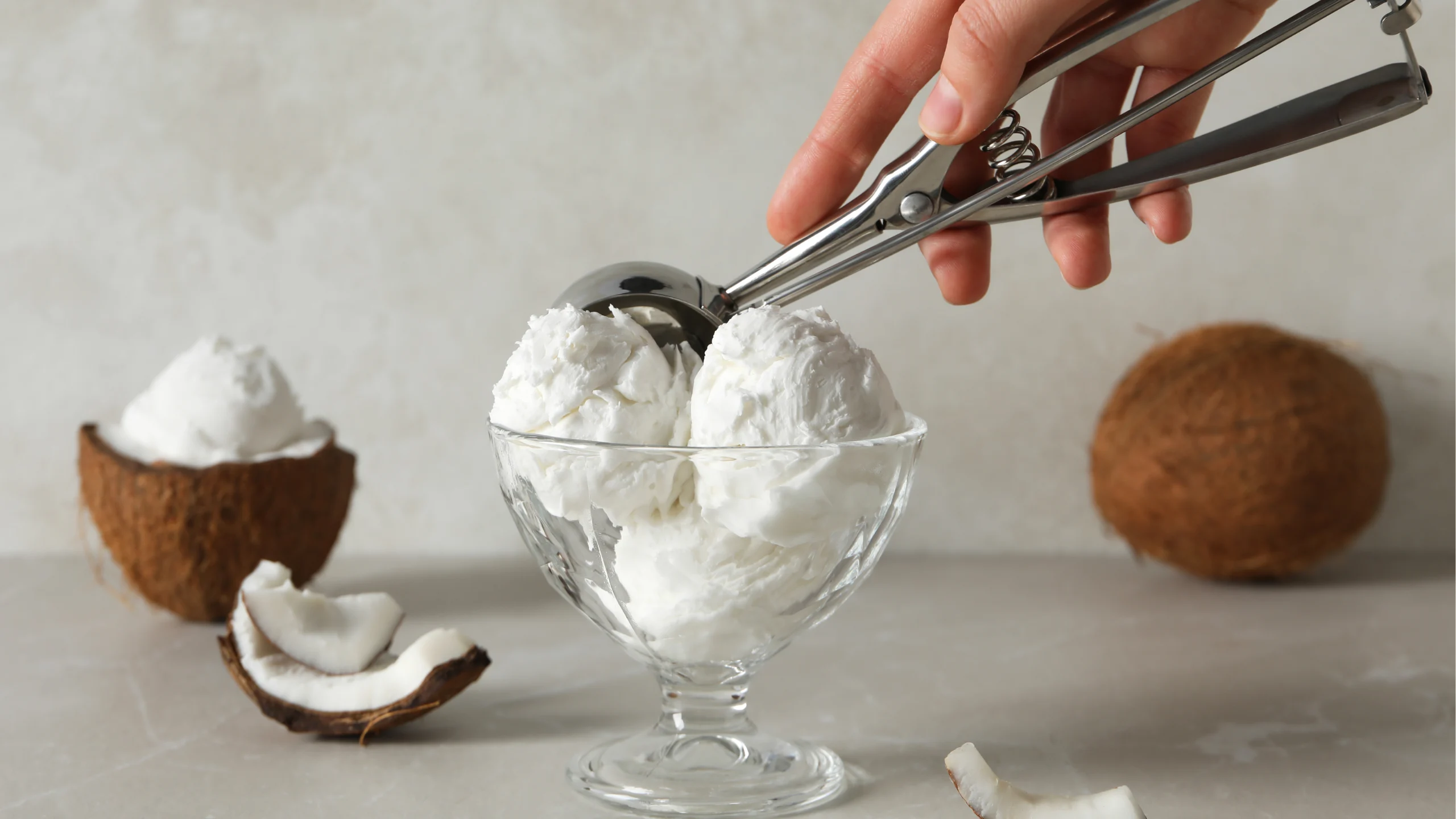Aprende a hacer este refrescante helado de coco