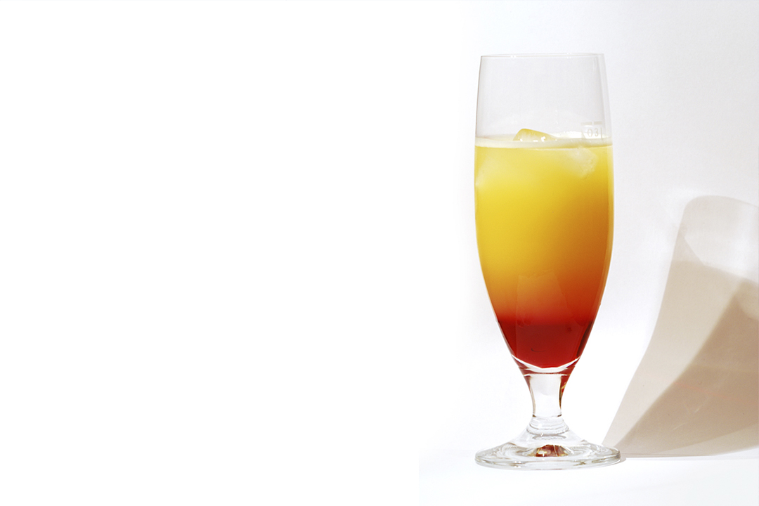 Así se hace el Tequila Sunrise más vibrante, con los colores del amanecer en una copa: el paso a paso 