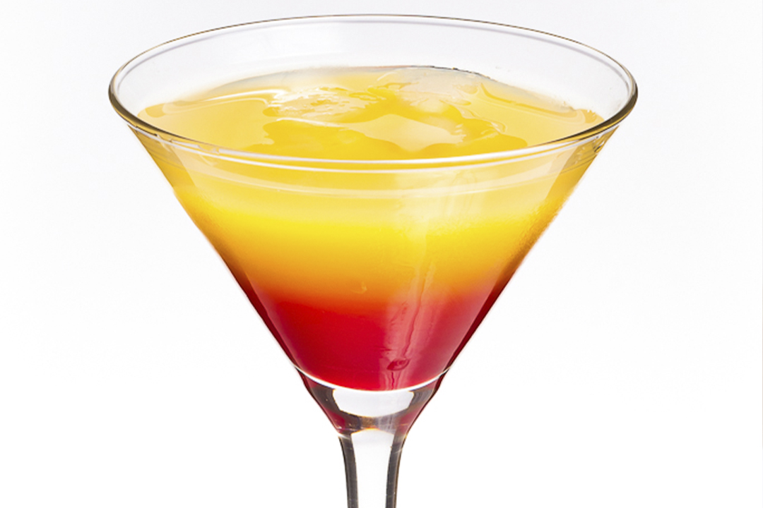 Así se hace el Tequila Sunrise más vibrante, con los colores del amanecer en una copa: el paso a paso 