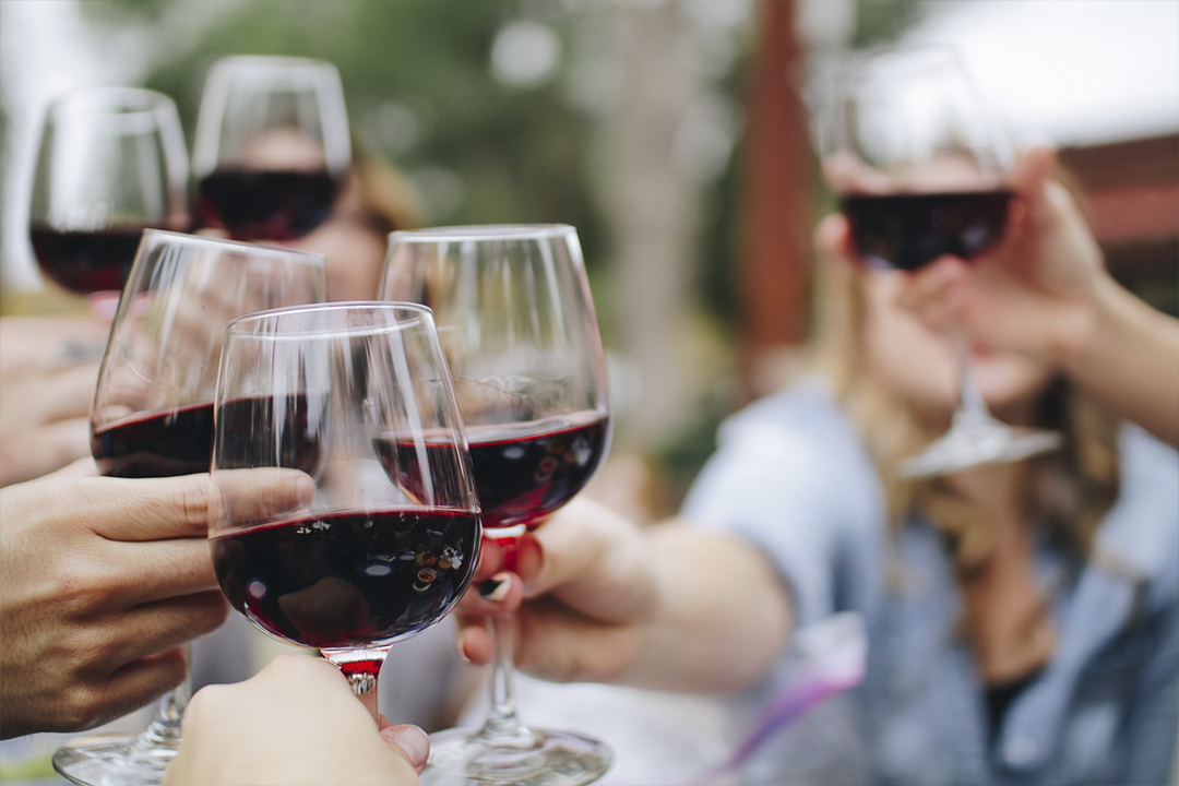 Cómo escoger un buen vino para sorprender a tus invitados: 5 tips esenciales